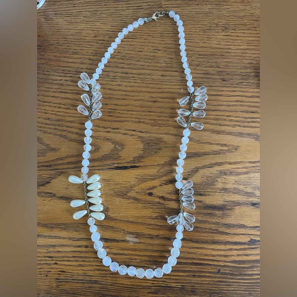 Anthropologie white/pearl necklace EUC
